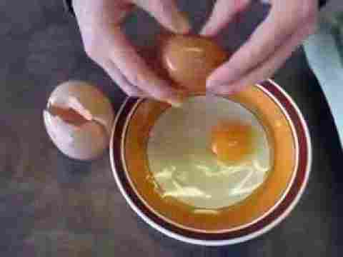 Gözlerinize İnanamayacaksınız Yumurtanın İçinden Yumurta Çıktı